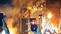 Penonton ngamuk dan membakar panggung saat event musik Lentera Festival di Tangerang. (Pramita Tristiawati).