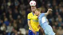 Pemain Brighton and Hove Albion Adam Webster (kiri) menyundul bola melewati pemain Manchester City Kevin De Bruyne pada pertandingan sepak bola Liga Inggris di Etihad Stadium, Manchester, Inggris, 20 April 2022. Manchester City menang 3-0. (AP Photo/Dave Thompson)
