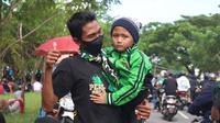 Warga Surabaya antusias menonton aksi Persebaya di Stadion GBT, Minggu (22/5/2022). (Bola.com/Wahyu Pratama)