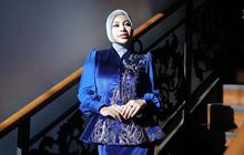 Dibuat Cuma 5 Jam, Intip Potret Cantik Elegan Aurel Hermansyah dalam Balutan Kebaya Velvet Biru di Acara Mitoni Aaliyah Massaid