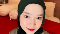 Sebelum kabar pernikahan, kedekatan antara Nissa dan Ayus sudah terlihat sejak masih menjadi rekan satu band. Kedekatan keduanya selalu menjadi gunjingan netizen karena isu miring menyeret nama Nissa yang disebut pelakor dan menjadi penyebab perceraian Ayus dan Ririe Fairus. (Liputan6.com/IG/@nissa_sabyan)