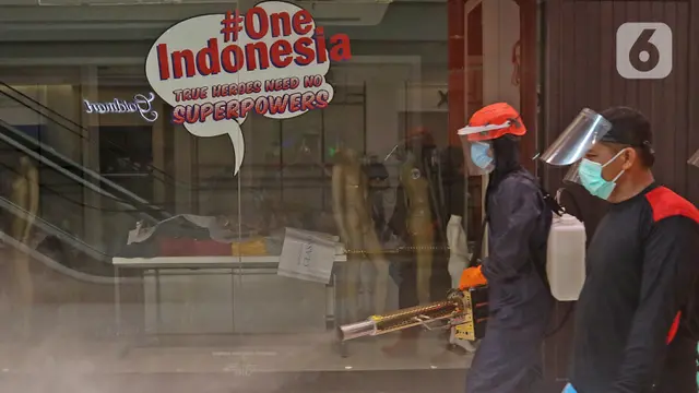 Penyemprotan Disinfektan di Margo City Depok