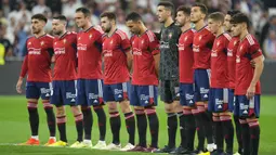 Sejumlah pemain Osasuna juga turut memberikan penghormatan terakhir untuk para korban tragedi Kanjuruhan dengan melakukan minute of silence atau mengheningkan cipta dalam laga pekan ketujuh La Liga Spanyol melawan Real Madrid, Senin (3/10/2022). (AP Photo/Manu Fernandez)