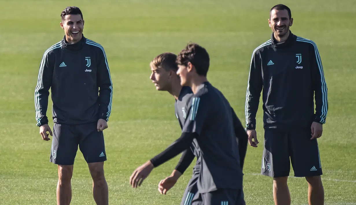 Penyerang Juventus Cristiano Ronaldo (kiri) bersama rekan-rekannya saat mengikuti sesi latihan tim di Juventus Training Center di Turin (5/11/2019). Juventus akan bertanding melawan wakil Rusia, Lokomotiv Moscow pada Grup D Liga Champions di RZD Arena. (Marco Bertorello / AFP)