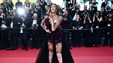 Model Kanada Winnie Harlow tiba untuk pemutaran film "Le Comte de Monte-Cristo" (The Count of Monte-Cristo) pada Festival Film Cannes ke-77, Prancis selatan, Rabu (22/5/2024). (Christophe SIMON / AFP)