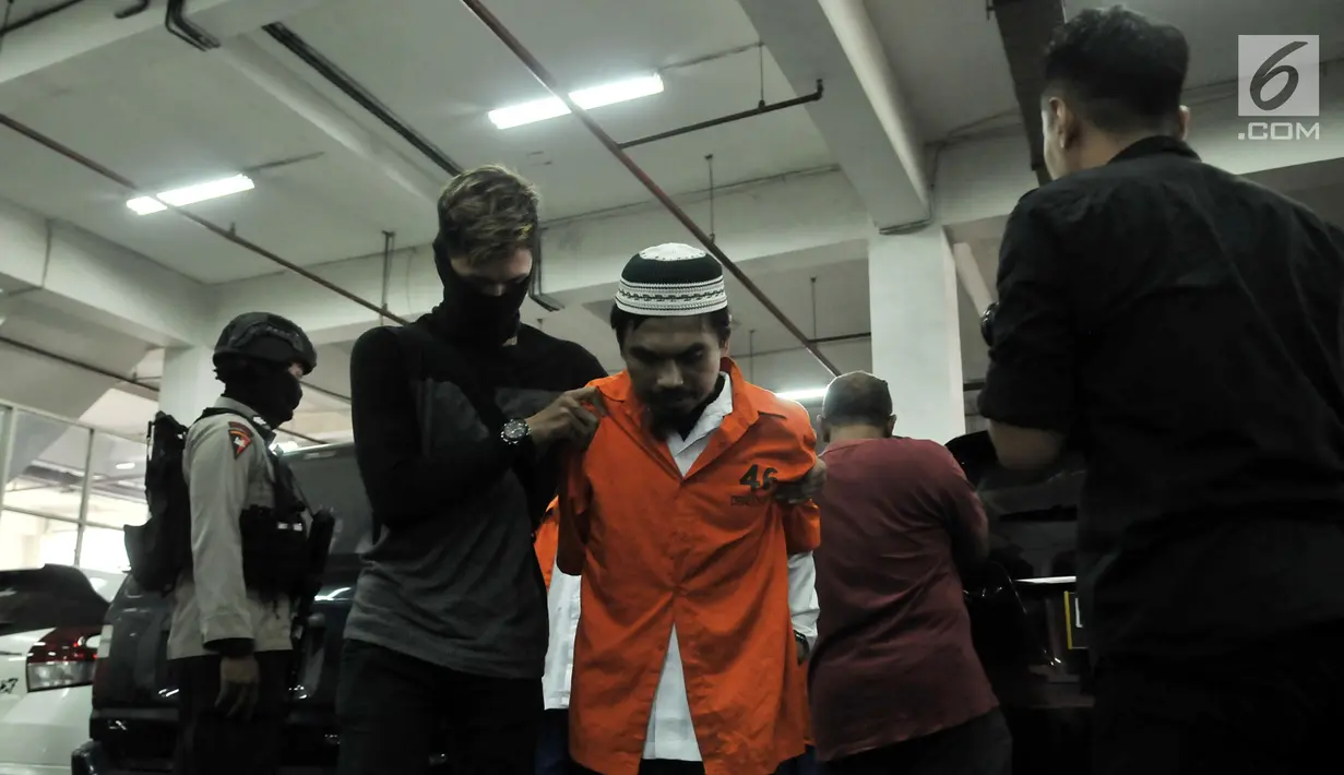 Terdakwa kasus terorisme Wawan Kurniawan alias Abu Afif dikawal petugas saat tiba untuk menjalani sidang vonis di Pengadilan Negeri Jakarta Barat, Kamis (13/9). (Merdeka.com/Iqbal S. Nugroho)