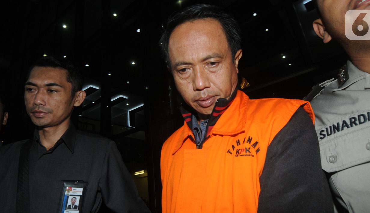 Chandra Safari dan Hendra Wijaya, pihak swasta penyuap Bupati Lampung Utara, mengenakan rompi oranye usai menjalani pemeriksaan di Gedung KPK, Jakarta, Selasa (8/10/2019). Selain Bupati Lampung Utara, lima orang lain juga turut ditetapkan sebagai tersangka. (merdeka.com/Dwi Narwoko)