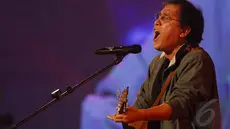 Iwan Fals menjadi penyanyi pembuka acara Liputan 6 Awards 2014 di Teater Tanah Airku, TMII, Kamis (22/5/2014) (Liputan6.com/Miftahul Hayat)