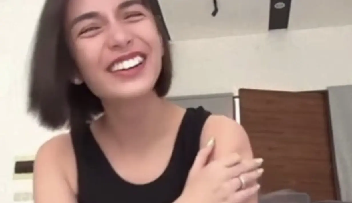 Senyumannya terlihat begitu manis dan menjadikan wajahnya terlihat berbeda. [Foto: Instagram/ Chelsea Olivia]