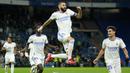 Benzema akhirnya benar-benar mencetak angka setelah gol di awal babak kedua dianulir. Memanfaatkan umpan panjang terukur dari David Alaba, Benzema sukses membobol gawang Reina dan mencetak brace. (AP/Manu Fernandez)
