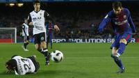Striker Barcelona, Lionel Messi, melepaskan tendangan ke arah gawang Valencia pada pertandingan leg pertama semifinal Copa del Rey, di Camp Nou, Jumat (2/2/2018) dini hari WIB. (AP/Manu Fernandez).