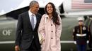 Presiden AS, Barrack Obama berjalan bersama putrinya, Malia, saat akan menaiki pesawat Air Force One dari Bandara O'Hare, Chicago, Kamis (7/4/2016). (REUTERS/Kevin Lamarque)