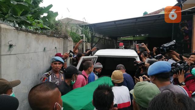 [Fimela] Suasana Bongkar Makam Lina Mantan Istri Sule