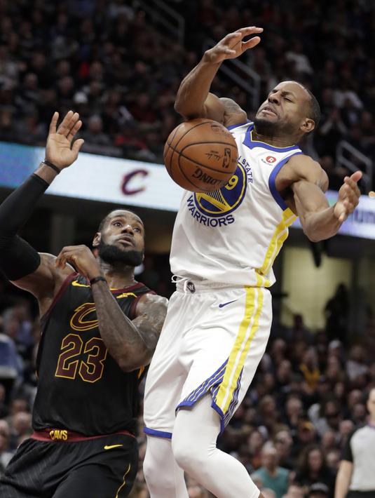Pemain Golden State Warriors, Andre Iguodala (kanan) berebut bola dengan pemain Cavaliers, LeBron James (23) pada lanjutan NBA basketball game di Quicken Loans Arena, Cleveland, (15/1/2018). Warriors menang 118-108. (AP/Tony Dejak)