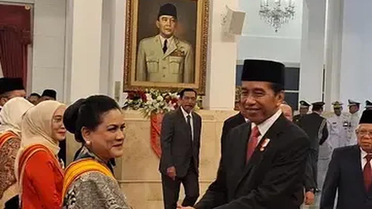 VIDEO: Cium Tangan Jokowi, Wajah Iriana Tersipu Raih Penghargaan di Istana