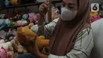 Perajin boneka rumahan Sipaka tengah menyelesaikan pembuatan boneka di Bekasi, Jawa Barat, Rabu (27/9/2023). (merdeka.com/Imam Buhori)