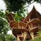 Rumah besar ini dibangun dengan menggunakan bambu sebagai material utama.