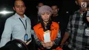 Bupati Kepulauan Talaud, Sri Wahyumi Maria Manalip dengan rompi tahanan meninggalkan gedung KPK seusai menjalani pemeriksaan di Jakarta, Rabu (1/5/2019). Sri Wahyumi resmi ditahan KPK sebagai tersangka kasus suap proyek revitalisasi pasar di Kabupaten Kepulauan Talaud. (merdeka.com/Dwi Narwoko)