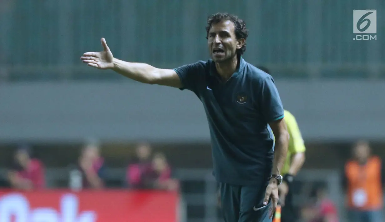 Pelatih Timnas Indonesia U-23, Luis Milla memberi arahan pada pemainnya saat melawan Thailand U-23 pada laga persahabatan di Stadion Pakansari, Kab Bogor, Minggu (3/6). Laga berakhir imbang 0-0. (Liputan6.com/Helmi Fithriansyah)