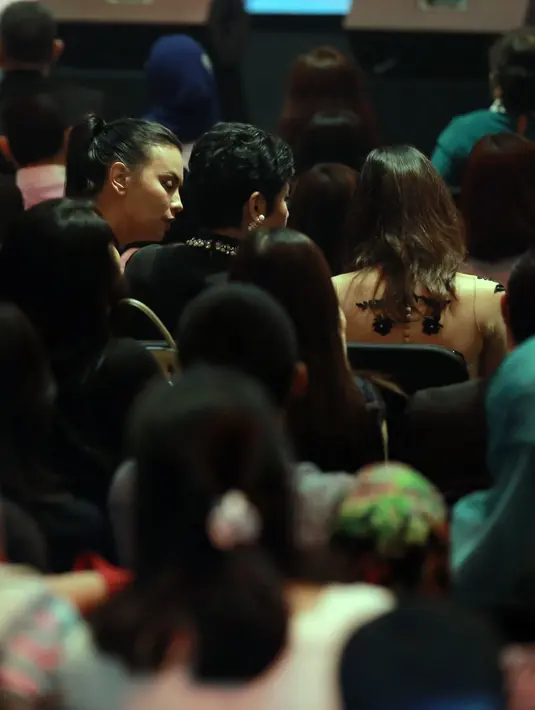 Perempuan kelahiran Berlin Barat, Jerman, 45 tahun silam itu juga tak luput dari perhatian para host kocak yang terdiri dari, Gading Marten, Andhika Pratama dan Gilang Dirga. (Adrian Putra/Bintang.com)