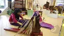 Seorang pengrajin membuat kain tenun pada Pameran Kerjasama Selatan-Selatan Triangular (KSST) di Jakarta Covention Center, Senin (19/4/2015). Pameran tersebut merupakan rangkaian dari acara KAA 2015. (Liputan6.com/Herman Zakharia)