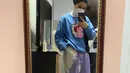 Ingin lebih berwarna? Coba tiru gaya Sivia Azizah berikut ini dengan memadukan sweater dan tie dye pants. Biar makin stylish, bentuk hijab ala turban. (Instagram/siviaazizah).