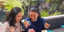 Baru-baru ini, keduanya kembali menjadi sorotan publik setelah menghabiskan waktu bersama. Mereka terlihat menikmati momen piknik dalam balutan OOTD yang super memikat, head to toe in Kate Spade New York. [Kate Spade]