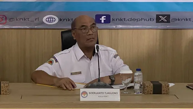 Ketua KNKT Soerjanto Tjahjono saat konferensi pers, di KNKT, Rabu (28/1/2026). (Foto: Liputan6.com/Immanuel Christian)