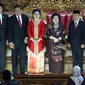 Ketua DPR RI 2019-2024 Puan Maharani (tengah), Ketua Umum PDIP Megawati Soekarnoputri (ketiga kanan), dan empat Wakil Ketua DPR RI 2019-2024 foto bersama usai pelantikan di kompleks parlemen, Senayan, Jakarta, Selasa (1/10/2019). (Liputan6.com/Johan Tallo)