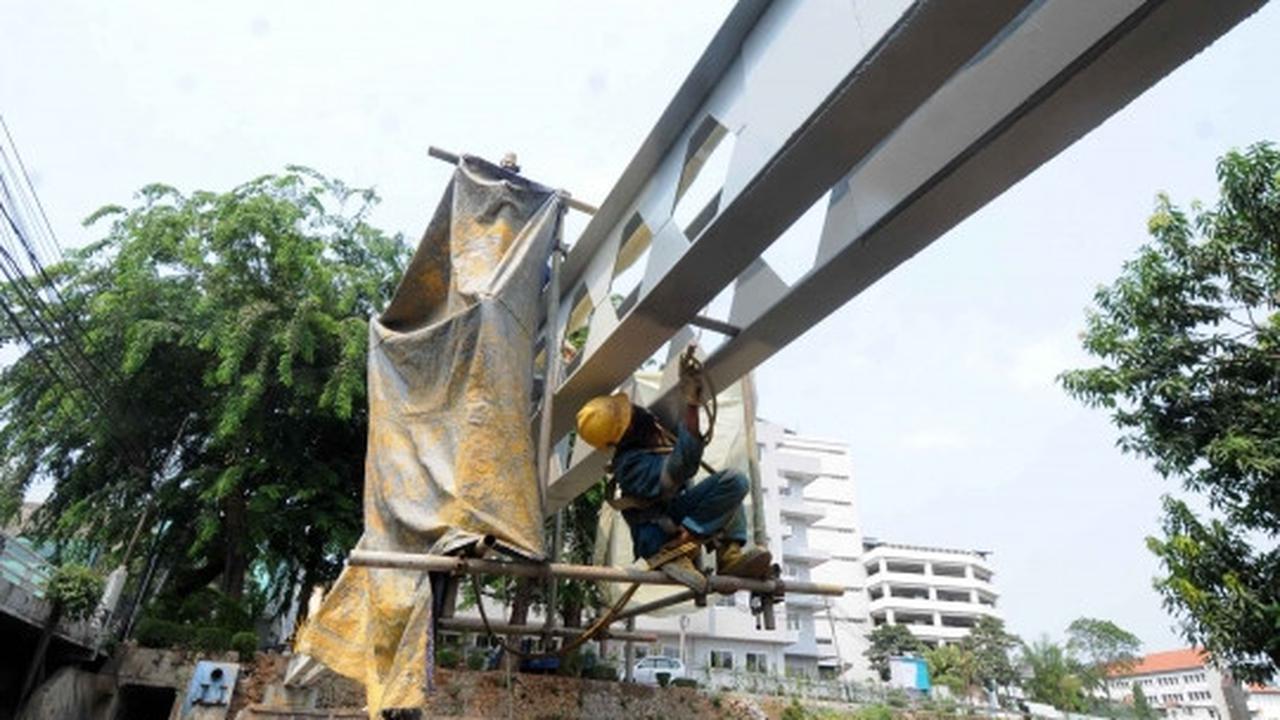 Melihat penggantian pipa gas PGN di atas sungai
