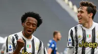 Gelandang Juventus, Juan Cuadrado (kiri) merayakan gol bersama Federico Chiesa pada laga kontra Inter Milan di Allianz Stadium, Sabtu (16/5/2021). (AFP/Isabelle Bonotto)