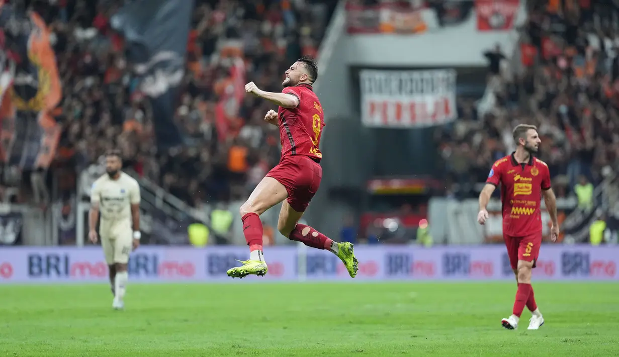 Pemain Persija Jakarta, Marko Simic melakukan selebrasi setelah mencetak gol ke gawang Persita Tangerang pada laga lanjutan BRI Liga 1 2024/2025 di Jakarta International Stadium (JIS), Jakarta Utara, Minggu (19/01/2025). (Dok. Persija)