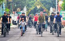 Momen Jokowi dan Jan Ethes Gowes Bareng di Yogyakarta