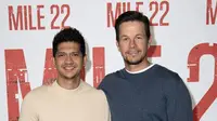 Aktor asal Indonesia, Iwo Uwais (kiri), dan aktor Amerika Serikat, Mark Wahlberg (kanan), dalam promosi film Mile 22 di California, 28 Juli 2018. (AFP/Valerie Macon)