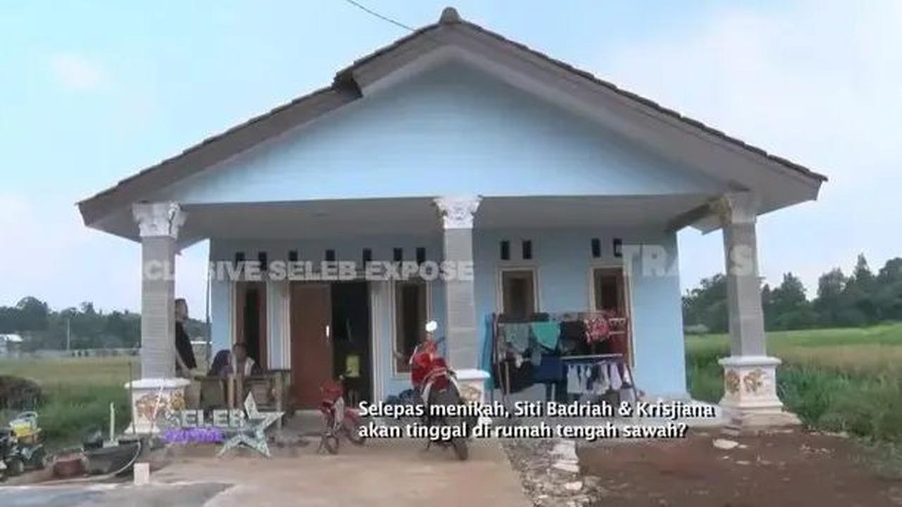 Terletak di tengah sawah, rumah penyanyi dangdut ini jauh dari kesan mewah. Sawah mengelilingi rumah dari segala arah, baik kanan, kiri, dan belakang.