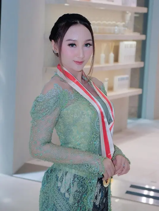 Simpel tapi anggun, begini detail kebaya rancangan Fadlan Indonesia yang dikenakan oleh Sandrina Mazaya. Poni yang menjuntai membuat Sandrina makin cantik. Tema makeup-nya juga sangat cocok dengan tone kulit dan kebaya warna hijau yang dikenakan penari kelahiran tahun 2001 ini. Makeup natural tapi tetap memesona, Sandrina banjir pujian netizen. (Liputan6.com/IG/@sandrinamazayya)