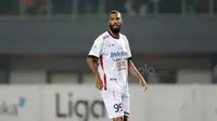 Pemain Bali United, Sylvano Dominique Comvalius menempati urutan kelima top scorer sementara Liga 1 2017 dengan koleksi enam gol hingga pekan ke-11. (Bola.com/Nicklas Hanoatubun)