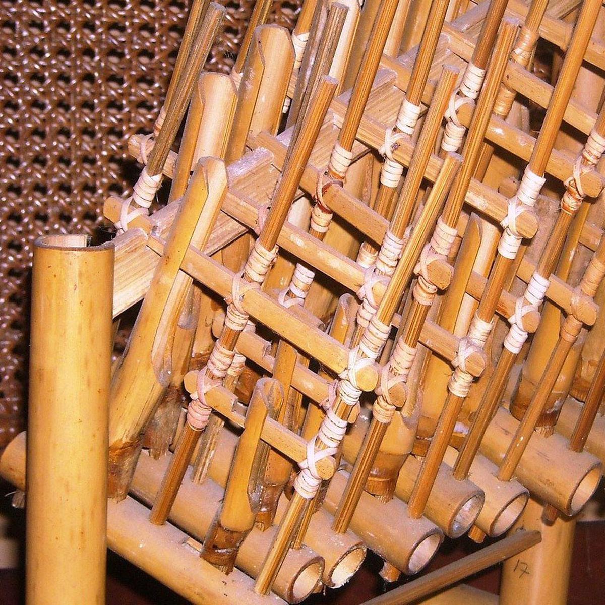 Lagu tradisional dari jawa tengah disajikan menggunakan alat musik