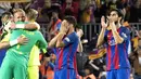 Sejumlah pemain Barcelona tampak kecewa usai pertandingan melawan Eibar pada laga pekan terakhir La Liga di Camp Nou, Minggu (21/5/2017). Barcelona menang 4-2. (EPA/Marta Perez)