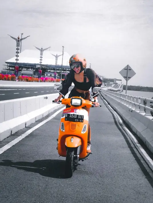 <p>Wika Salim mulai bersiap memamerkan aksinya di atas vespa. Sambil memegang stang, Wika sudah bersiap dengan posisi setengah berdiri. (Instagram/wikasalim)</p>
