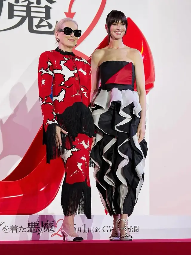 Anne Hathaway Tampilkan Karakter Andy Sachs dengan Poni Ikonik di Fan Event The Devil Wears Prada Tokyo