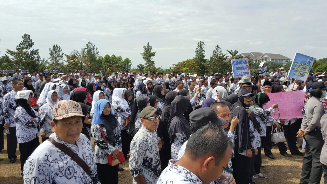 Tunjangan Profesi Nunggak 4 Bulan, Ribuan Guru Turun ke Jalan