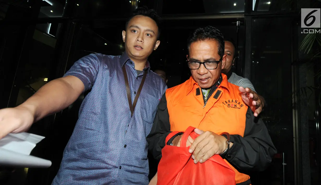 Bupati Mesuji, Khamami kenakan rompi tahanan dikawal petugas usai menjalani pemeriksaan 1x24 jam di gedung KPK, Jakarta, Jumat (25/1). Khamami terjaring OTT dengan barang bukti uang Rp 1,2 M terkait fee suap proyek infrastruktur. (merdeka.com/Dwi Narwoko)