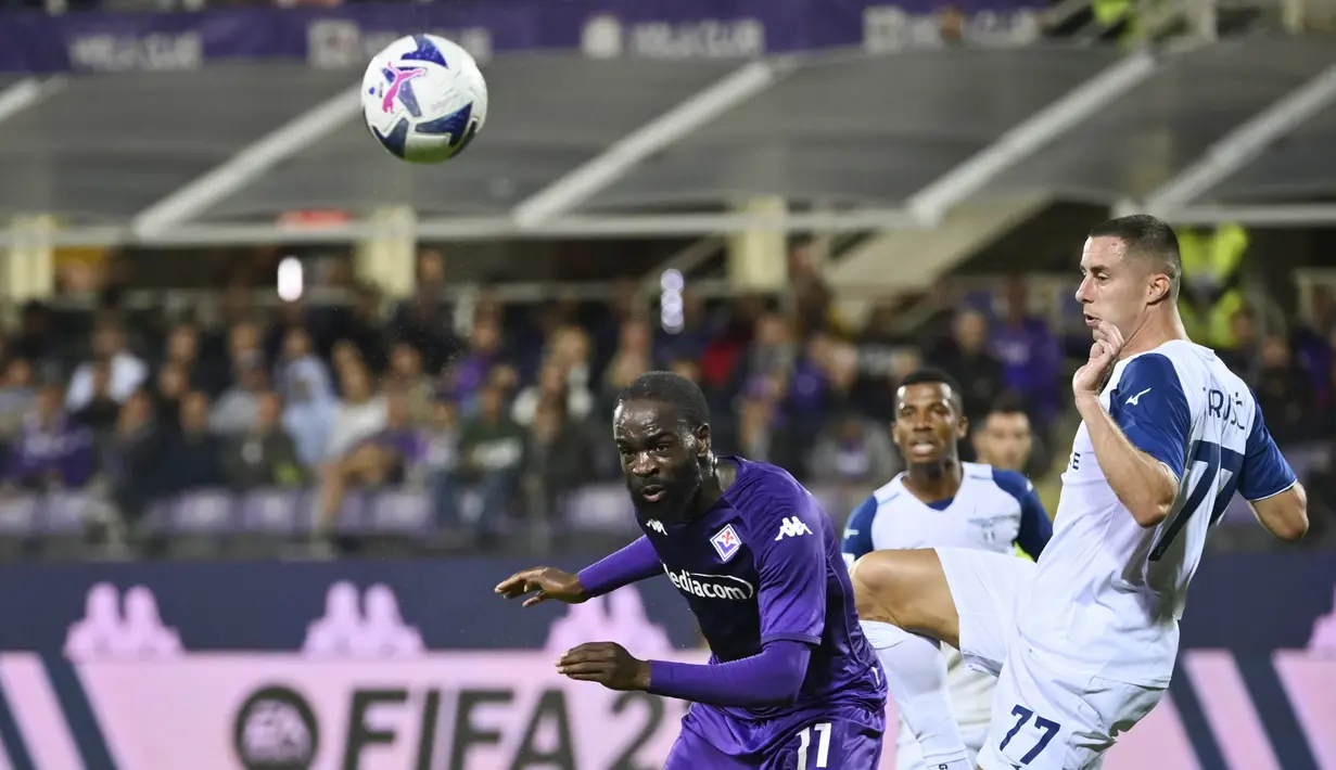 Pemain Fiorentina, Jonathan Ikone (kiri) dan pemain Lazio Adam Marusic berebut bola selama pertandingan lanjutan Liga Serie A Italia di Artemio Franchi Stadium di Florence, Italia, Senin 10 Oktober 2022. Lazio menang telak atas tuan rumah Fiorentina 4-0. (Massimo Paolone/LaPresse via AP)
