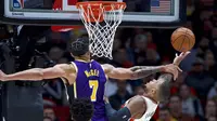 Pebasket Portland Trail Blazers, Damian Lillard, berusaha memasukkan bola saat melawan Los Angeles Lakers di Moda Center, Sabtu 928/12). LA Lakers menang 128-120 atas Portland Trail Blazers. (AP/Craig Mitchelldyer)