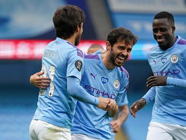 Pemain Manchester City merayakan gol yang dicetak David Silva ke gawang Bournemouth pada laga lanjutan Premier League pekan ke-36 di Etihad Stadium, Kamis (16/7/2020) dini hari WIB. Manchester City menang 2-1 atas Bournemouth. (AFP/Dave Thompson/pool)