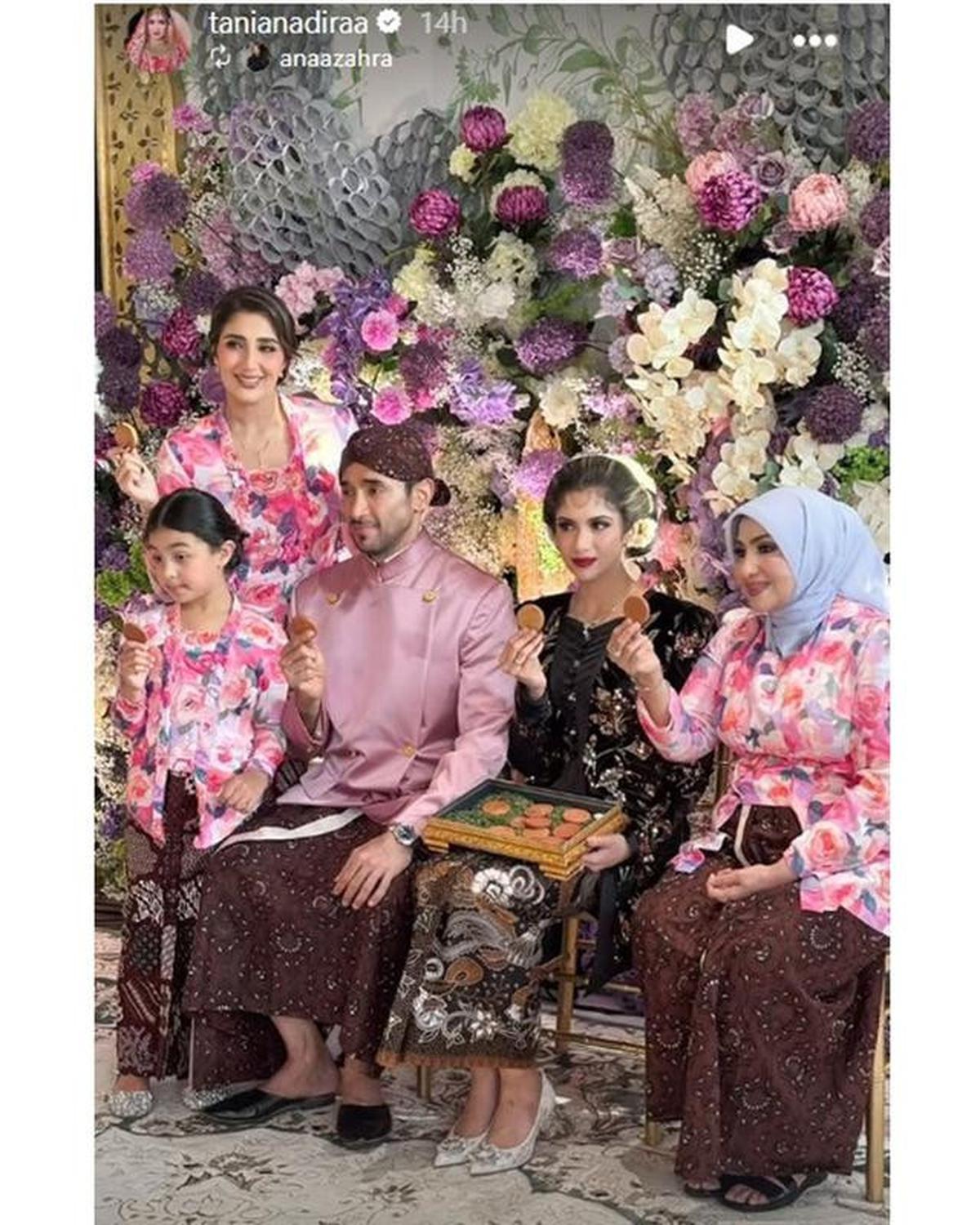 6 Potret Tania Nadira di Pengajian &amp; Siraman Adik Ipar, Anggun dengan Gamis dan Kebaya