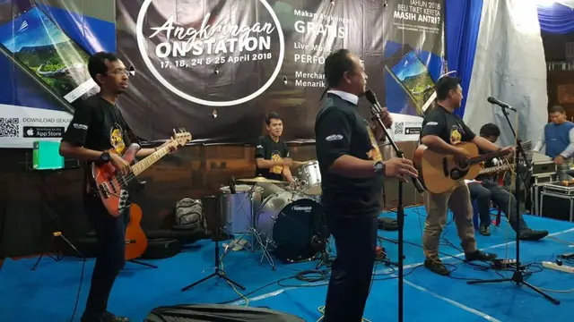Live music disajikan dalam “Angkringan on Stasion” di Stasiun Besar Purwokerto. (Foto: Liputan6.com/Muhamad Ridlo)