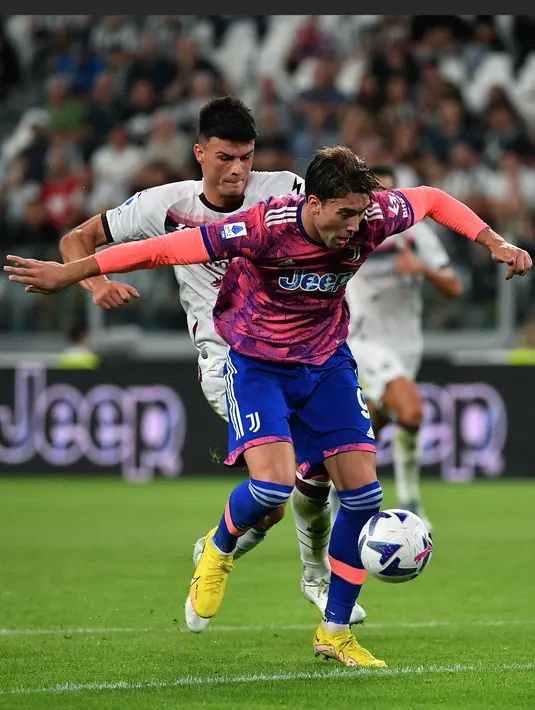 Penyerang Juventus, Dusan Vlahovic (kanan) berebut bola dengan bek Salernitana Flavius ​​Daniliuc pada pekan keenam Liga Italia Serie A musim 2022/2023 di Allianz Stadium, Senin (12/8/2022) dini hari WIB.  Juventus harus puas hanya bermain imbang 2-2 kala menjamu Salernitana. (Photo by Isabella BONOTTO / AFP)