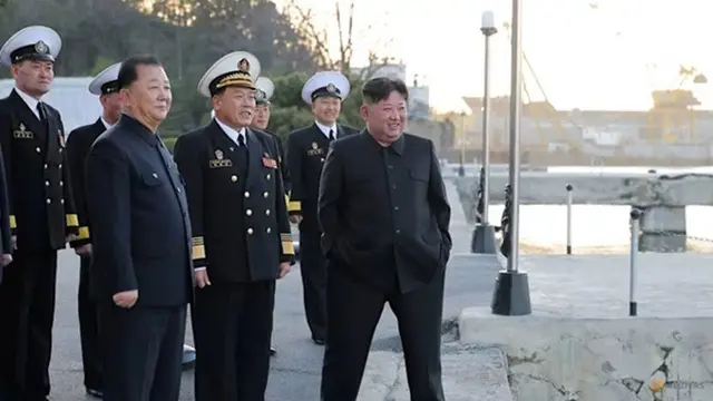 Pemimpin Korea Utara Kim Jong Un mengamati uji peluncuran rudal jelajah strategis dan rudal anti-kapal dari kapal perusak Choe Hyon di Korea Utara pada 12 April 2026.